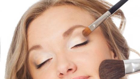 Козметични продукти с изтекъл срок на годност отлежават в дамските чекмеджетата