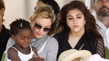 Мадона иска да е по-строга с децата си