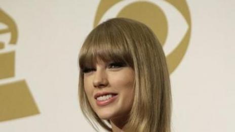 Стотици писма от фенове до Тейлър Суифт намерени в боклука неотворени