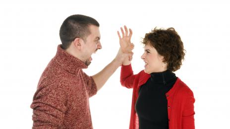 Когато половинката ви предизвика на публично място