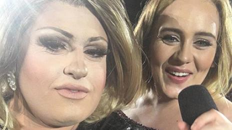 Адел изпя своя песен с нейн двойник травестит