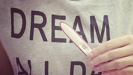 Две черти: Фолкзвездата Галена е бременна