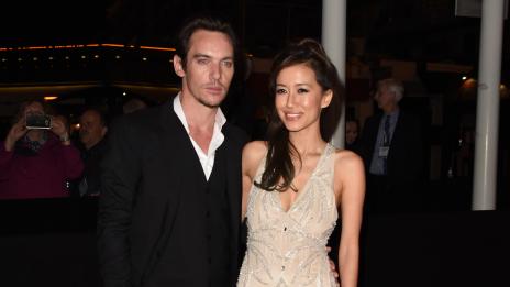 Джонатан Рис Майърс и Мара Лейн очакват дете