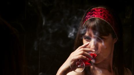 Защо алкохолът и никотинът вървят ръка за ръка