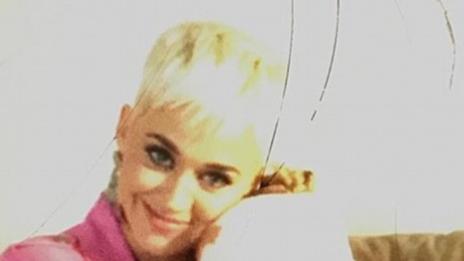 Кейти Пери посети нейна фенка в болницата