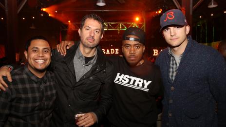 Аштън Кътчър се прави на механик и помага на хора в нужда