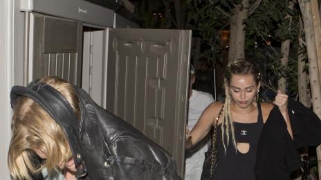 Майли излезе на тайна среща с Коди Симпсън