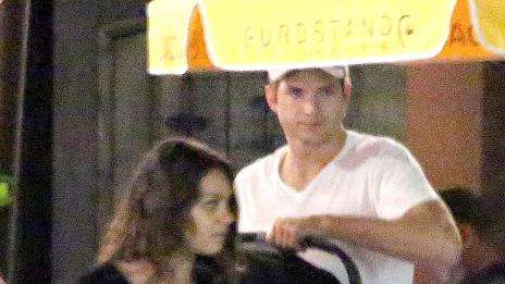 Мила и Аштън заведоха бебето на ресторант