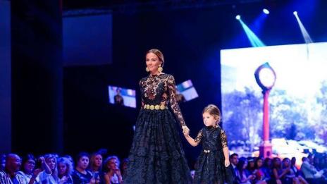 Николета Лозанова дефилира с дъщеря си Никол