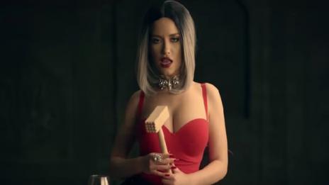 Тита на ръба на вулгарното с новата си песен