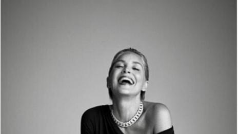 Еротично: Шарън Стоун  напомня за горещата сцена в „Първичен инстинкт“