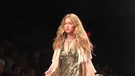 Моден гаф за супермодели: Джиджи дефилира с една обувка!