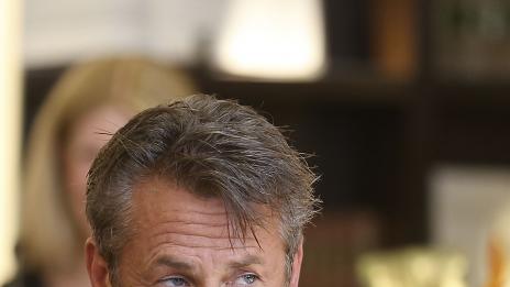 Шон Пен се среща с Емануел Воже?