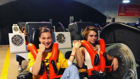 Бела, Кара и Кендъл в увеселителен парк