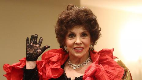 Младок мами 90-годишната Джина Лолобриджида, харчи милионите ѝ