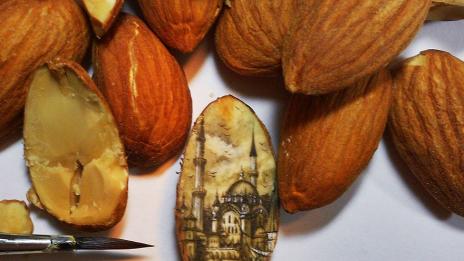 Най-миниатюрните рисунки върху чудати „платна“