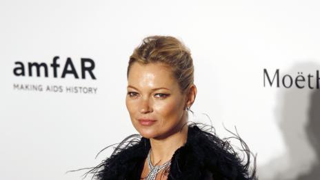 Полиция ескортира Кейт Мос от полет