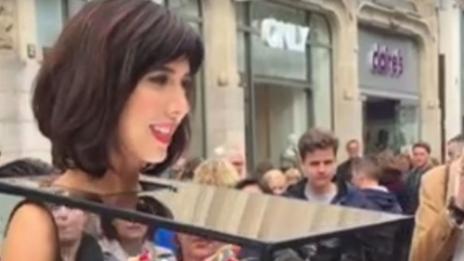 Необичаен артистичен протест: Ела и ме пипни!