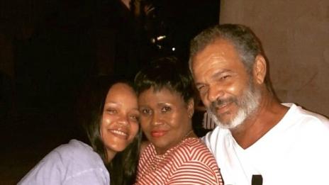 Риана зарадва родителите си в Барбадос