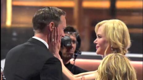 Никол Кидман разцелува колега по устата пред очите на съпруга си