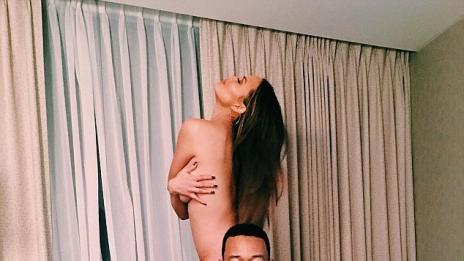 Криси Тейгън позира гола зад съпруга си Джон Леджънд