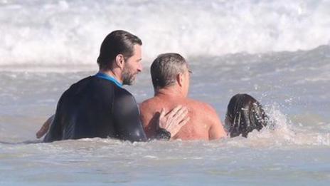 Хю Джакман спаси  почиващи на плажа