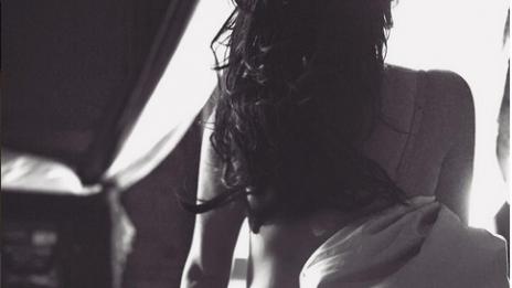 Сутрешно кафе: Ким заголи изгледа отзад