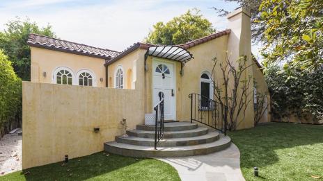 В къщата на кинолегендата Фей Дънауей