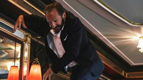 Джентълменът Ралф Файнс върху масата