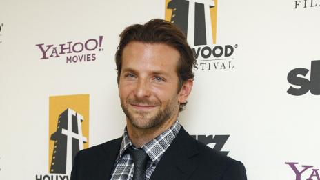 Брадли Купър посрещна новата година с 20-минутна целувка