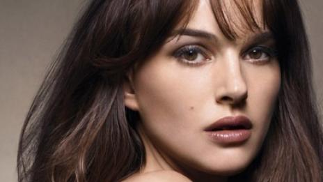 Натали Портман представя без дрехи новия аромат на Dior