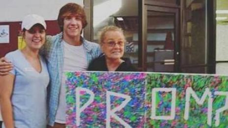 Абитуриент поиска да отиде на бала си със своята баба