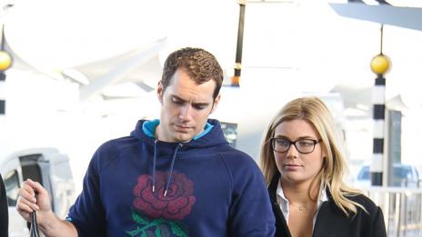 Хенри Кавил си хвана 19-годишно гадже