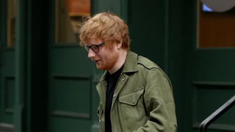 Папараци спипаха Ед Шийрън в дома на Тейлър Суифт