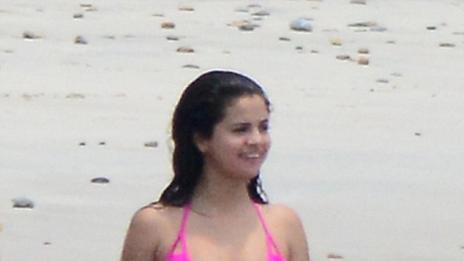 Селена Гомес фрапира с формите си по бански