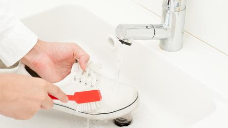 Как да почистим белите си обувки