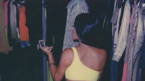 Ким Кардашян се фука с винтидж прашки