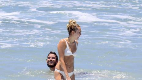 Папараци: Майли и Лиъм се закачат сред вълните