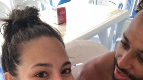 Ашли Греъм показа форми на почивка със съпруга си в Сицилия