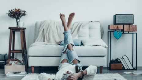 4 ползи да лежите с вдигнати крака