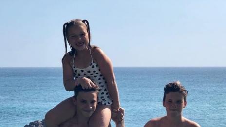 Семейство Бекъм събира тен на Бахамите