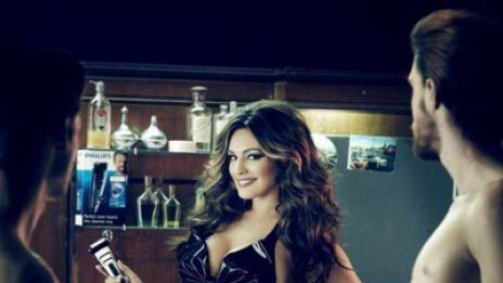 Кели Брук бръсне мъжки гърди в латексова рокля (видео)