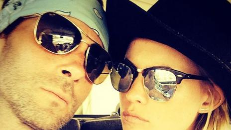 Адам Лавин демонстрира семейно щастие със селфи