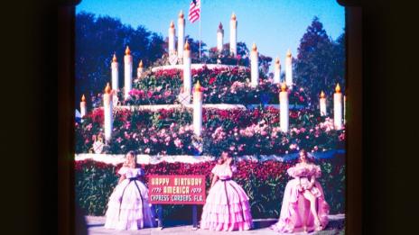 Лана Дел Рей – ретрото ѝ отива