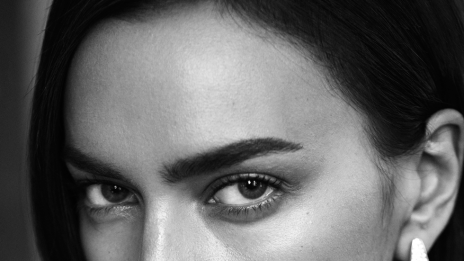 Ирина Шейк с първа корица след раздялата с Брадли Купър