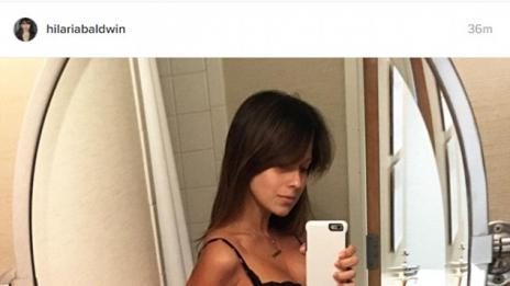 Г-жа Болдуин със секси селфи 24 часа след раждането