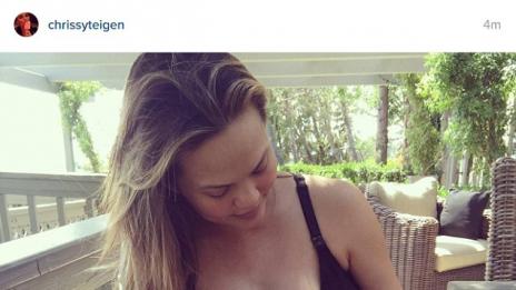 Криси Тейгън показа новородената си дъщеря