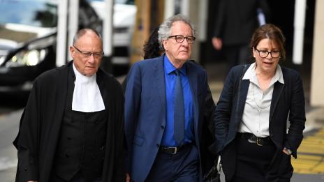 Джефри Ръш се обиди на издание. Написало, че се държи неприлично с актриса