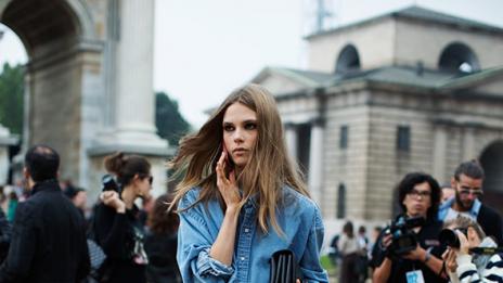 Как да носите дънкова риза