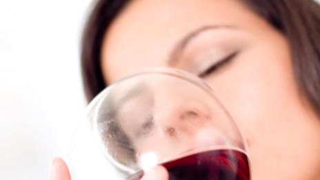 Червено вино в борбата срещу акнето